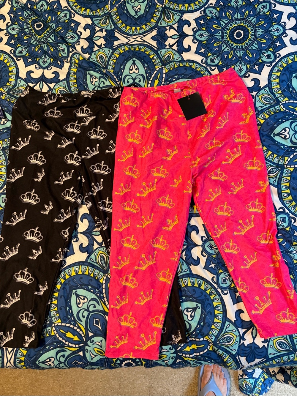 Women’s Charlie’s Project Crown-Print Capri Leggings — Black & Hot Pink(NWT)